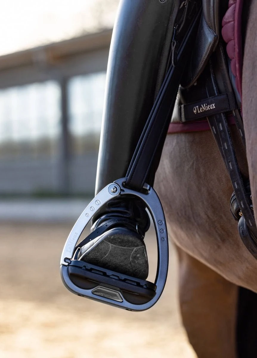LeMieux Vector Balance Stirrups - Carbon/Silver - Image 3